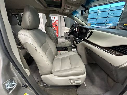 Used 2017 Toyota Sienna XLE w/ XLE Navigation Package FWD image 43