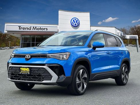 Certified 2025 Volkswagen Taos SE image 1