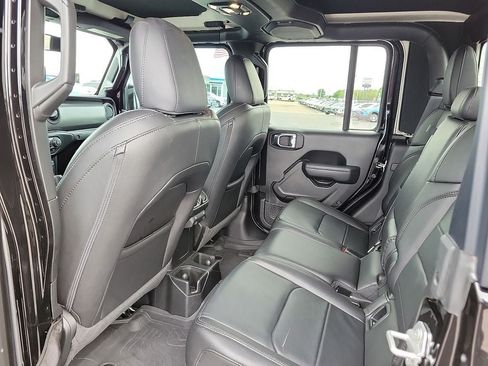 Used 2023 Jeep Gladiator Sport AWD/4WD image 9
