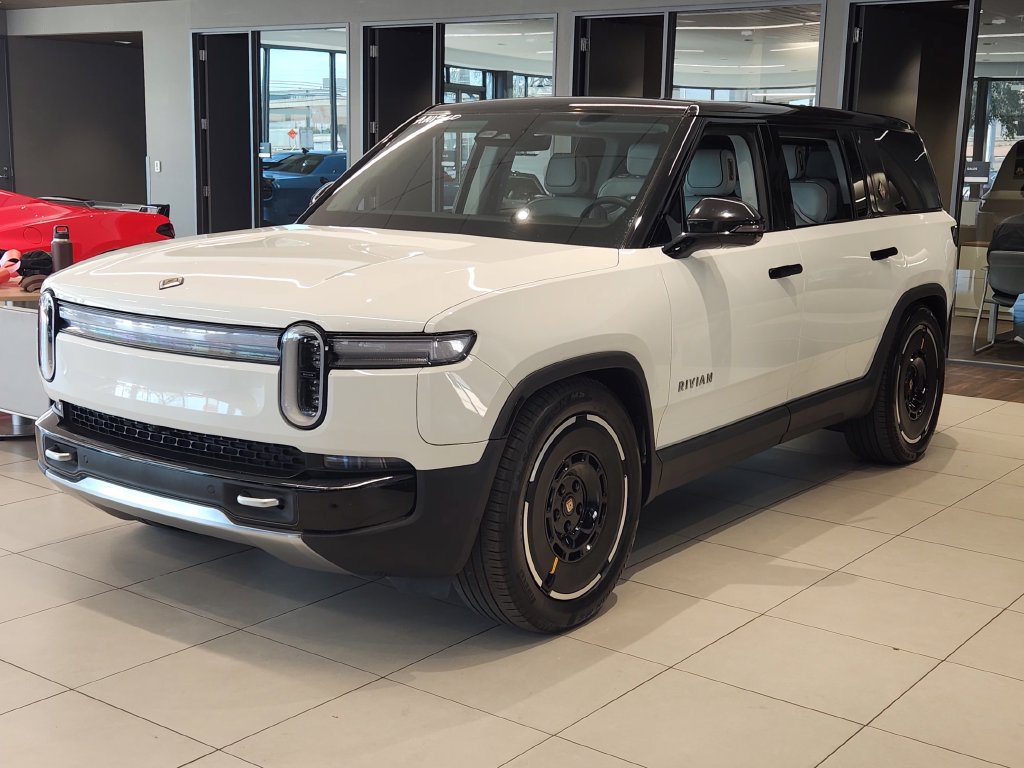 Used 2025 Rivian R1S Adventure Dual AWD/4WD image 3