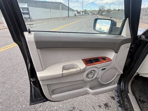 Used 2006 Jeep Commander Limited w/ Trailer Tow Group IV RWD image 17