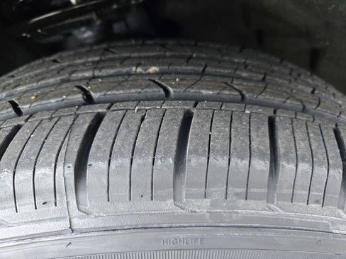 Used 2024 Ford Explorer XLT image 9