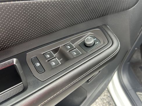 Used 2024 Volkswagen Atlas Cross Sport SE image 11