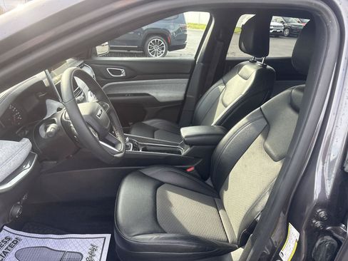Used 2024 Jeep Compass Latitude w/ Sun and Sound Group AWD/4WD image 9