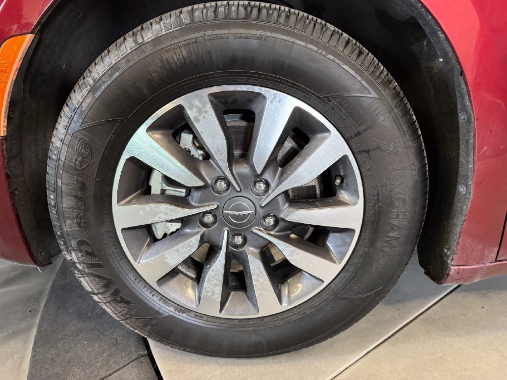 Used 2021 Chrysler Pacifica Touring-L FWD image 25
