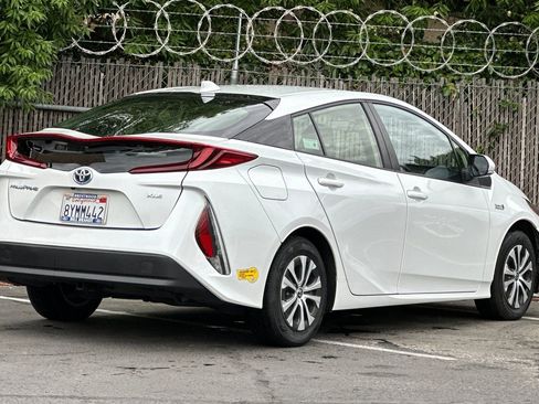 Used 2022 Toyota Prius Prime XLE image 3