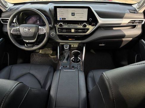 Certified 2026 Toyota Highlander Platinum AWD/4WD image 9