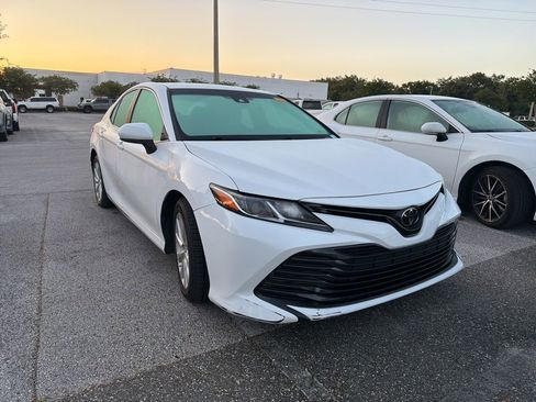 Used 2018 Toyota Camry LE FWD image 3