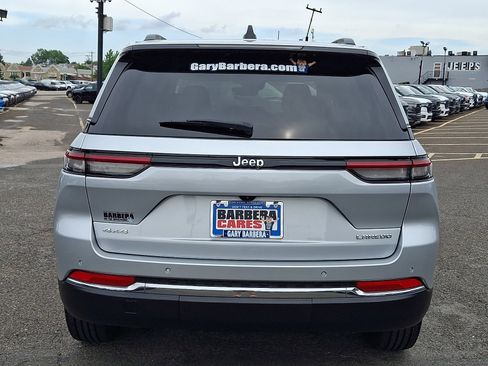 Used 2023 Jeep Grand Cherokee Laredo AWD/4WD image 5