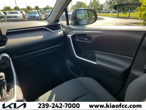 Used 2021 Toyota RAV4 LE FWD image 17