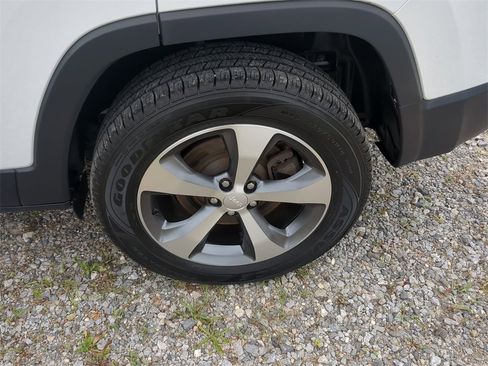 Used 2022 Jeep Cherokee Limited image 9