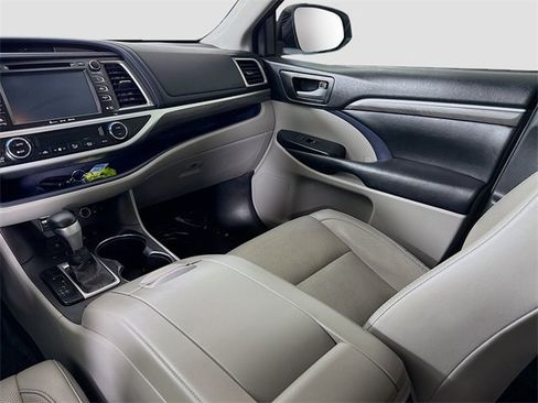 Used 2017 Toyota Highlander Limited image 24