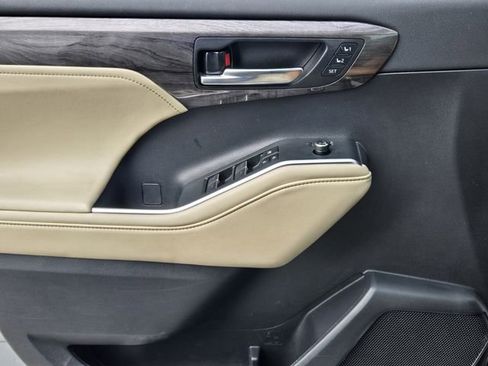 Used 2023 Toyota Highlander Limited FWD image 28