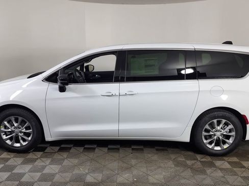 New 2026 Chrysler Pacifica Limited image 4