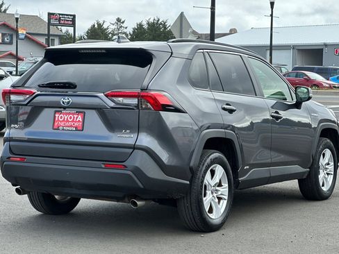 Used 2021 Toyota RAV4 LE w/ Carpet Mat Package (TMS) AWD/4WD image 4