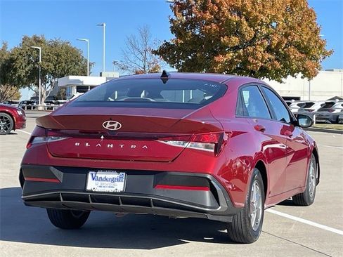 Used 2025 Hyundai Elantra SE image 4