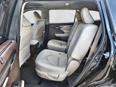 Used 2020 Toyota Highlander Limited FWD image 20