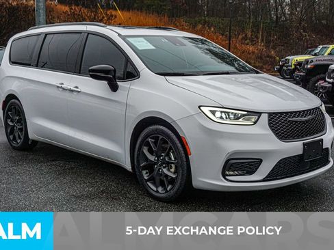 Used 2025 Chrysler Pacifica Limited image 4