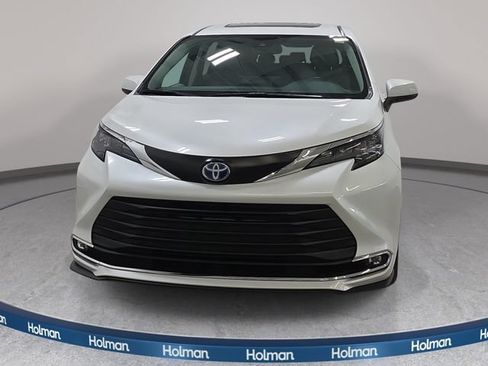 Used 2024 Toyota Sienna XLE FWD image 2