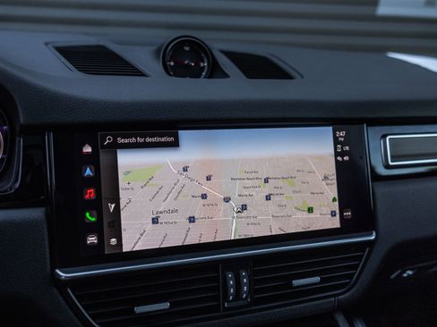 Certified 2022 Porsche Cayenne Platinum Edition image 23