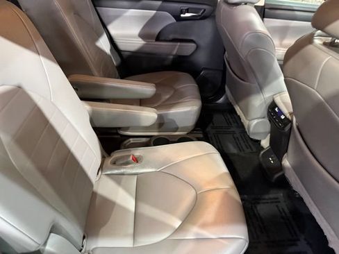 Used 2021 Toyota Highlander XLE AWD/4WD image 4