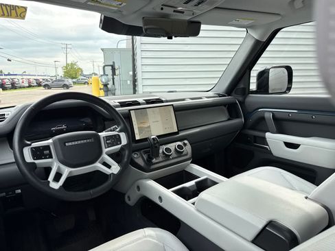 Used 2025 Land Rover Defender 110 X-Dynamic SE AWD/4WD image 11