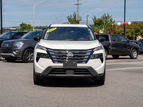Used 2024 Nissan Rogue S AWD/4WD image 2