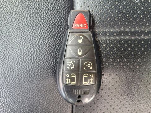 Used 2014 Dodge Grand Caravan R/T image 32