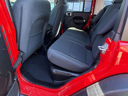 Used 2025 Jeep Wrangler Willys AWD/4WD image 31