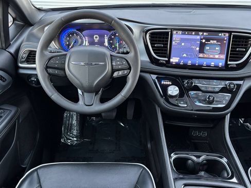 Used 2025 Chrysler Pacifica Limited FWD image 39