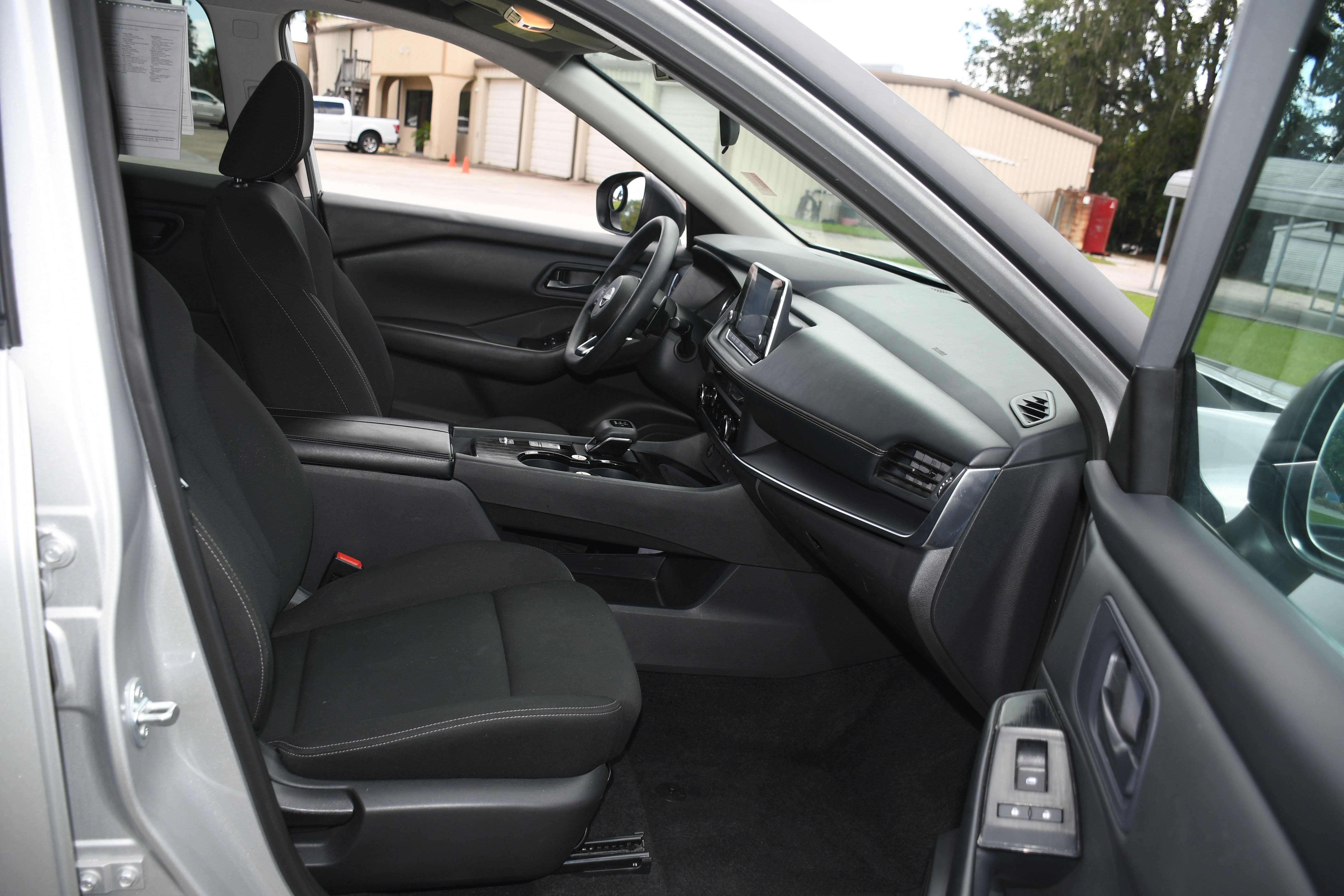 Used 2024 Nissan Rogue S FWD image 19