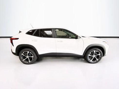 New 2026 Chevrolet Trax RS w/ Sunroof Package FWD image 4