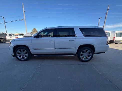 Used 2017 Cadillac Escalade ESV Luxury image 5
