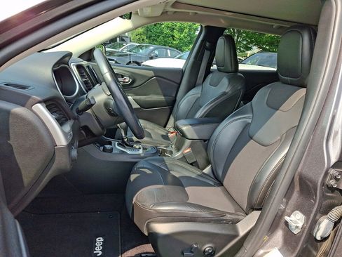 Used 2018 Jeep Cherokee Latitude Plus w/ Comfort/Convenience Group AWD/4WD image 24