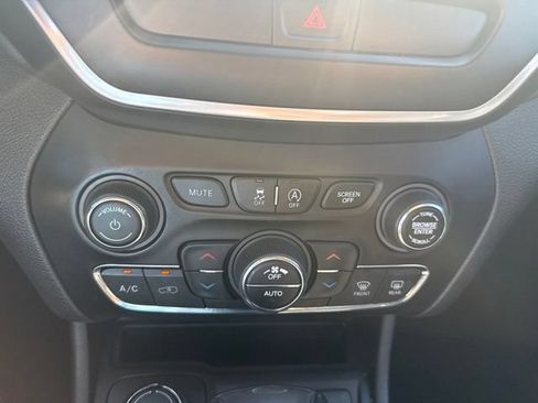 Used 2021 Jeep Cherokee Latitude Lux w/ Sun & Sound Group AWD/4WD image 14