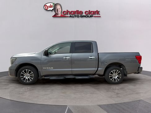 Used 2021 Nissan Titan SV w/ SV Convenience Package RWD image 2