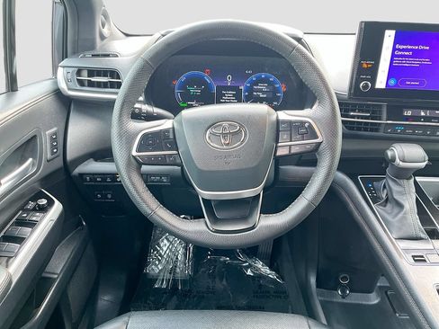 Used 2025 Toyota Sienna Platinum AWD/4WD image 23