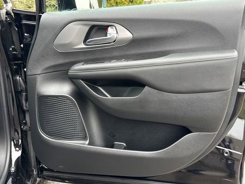 New 2026 Chrysler Pacifica Select image 25