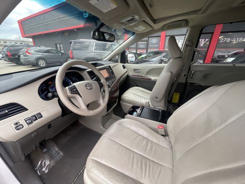 Used 2011 Toyota Sienna Limited image 11
