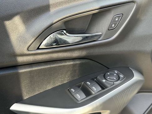 Used 2025 Chevrolet Trax RS w/ Sunroof Package image 16