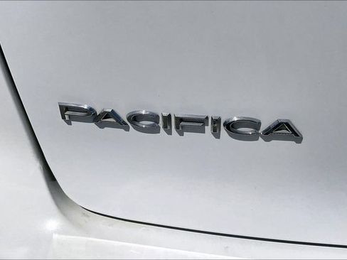 Used 2023 Chrysler Pacifica Touring-L FWD image 7