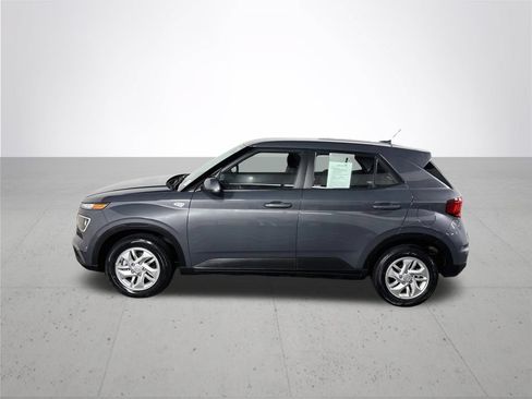 Used 2024 Hyundai Venue SE FWD image 9