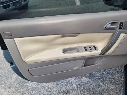 Used 2011 Volvo C70 T5 w/ Convenience Pkg image 8