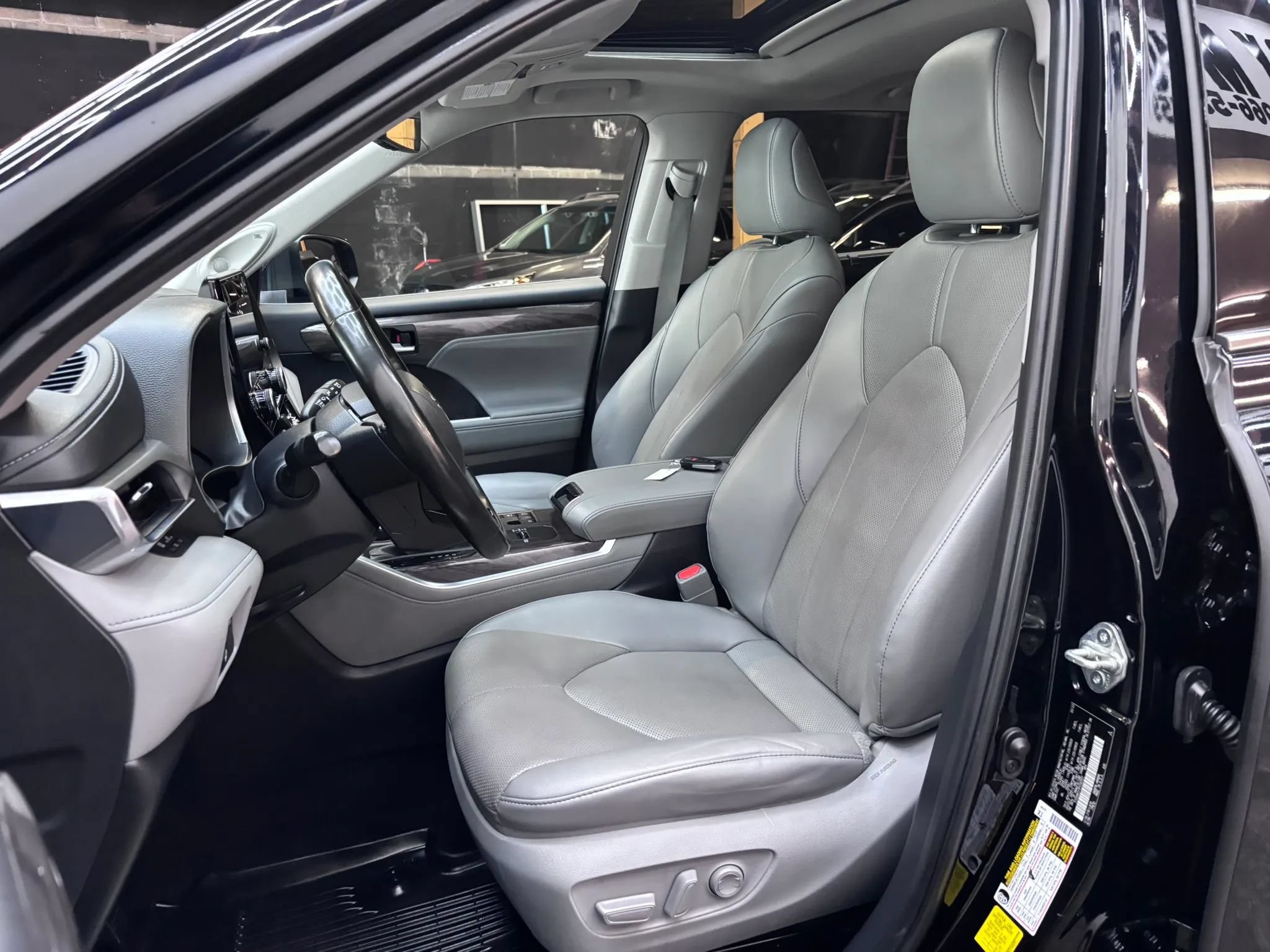 Used 2023 Toyota Highlander Limited AWD/4WD image 9