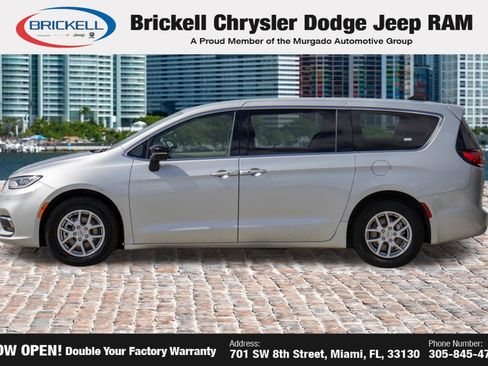 Used 2024 Chrysler Pacifica Touring-L FWD image 8
