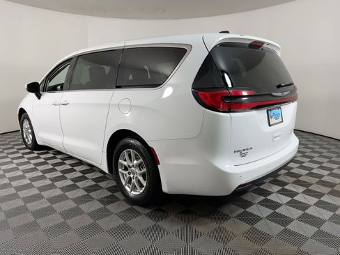Used 2023 Chrysler Pacifica Touring-L image 2