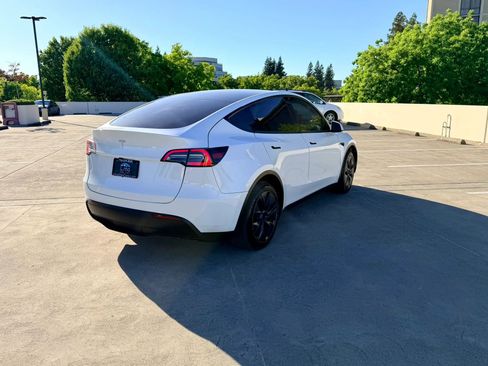 Used 2024 Tesla Model Y 2WD image 10