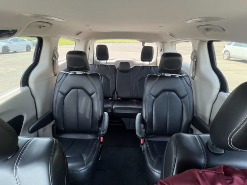 Used 2023 Chrysler Pacifica Touring-L FWD image 8