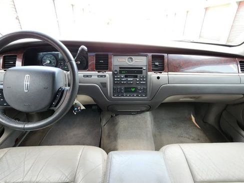 Used 2007 Lincoln Town Car Signature RWD image 13