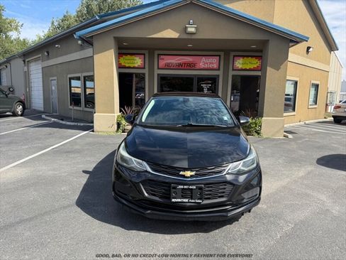 Used 2017 Chevrolet Cruze LT FWD image 2